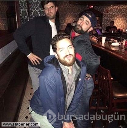 Kızların pozlarını taklit eden erkekler