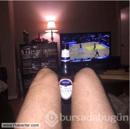 Kızların pozlarını taklit eden erkekler