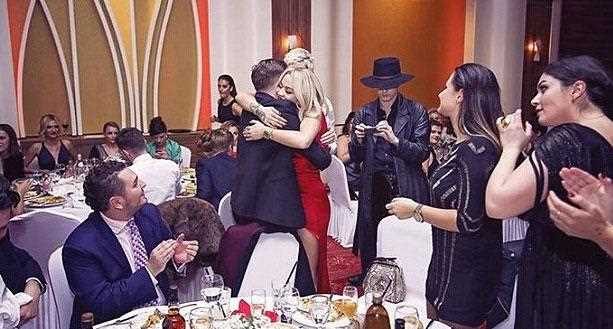 Rita Ora fena dağıttı!