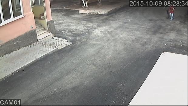 Tacize uğrayan genç kız yol ortasında bayıldı