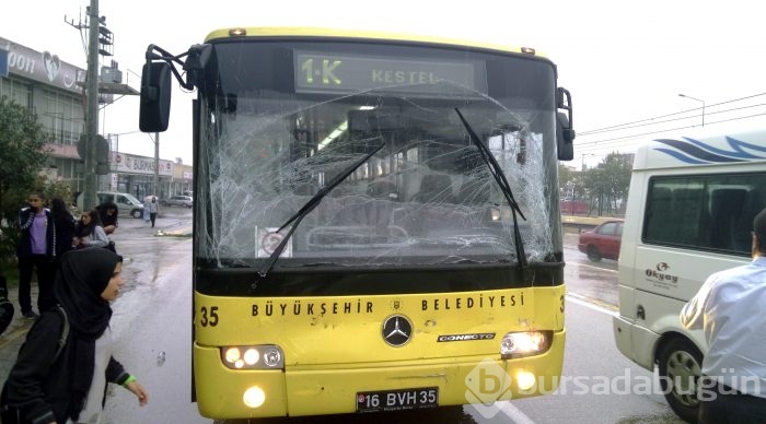  Bursa'da belediye otobüsü 100 yolcuyla kaza yaptı