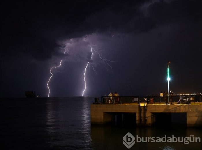 İskenderun'da şimşekli gece