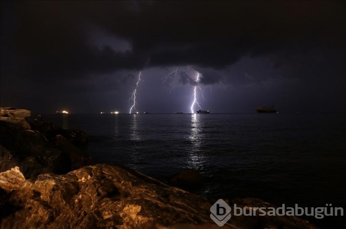 İskenderun'da şimşekli gece