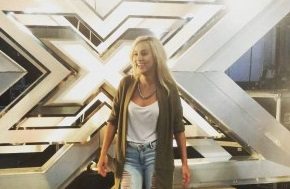 Türk kızı İngiltere X Factor'de finale kalmayı başardı