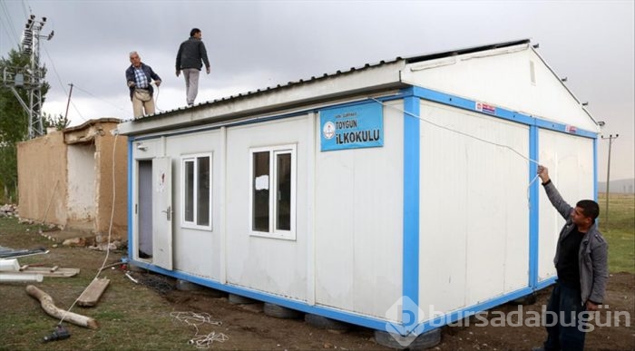 Mezradaki öğrencilere prefabrik derslik