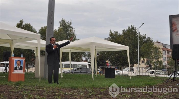 Boş meydanda tek kişilik miting