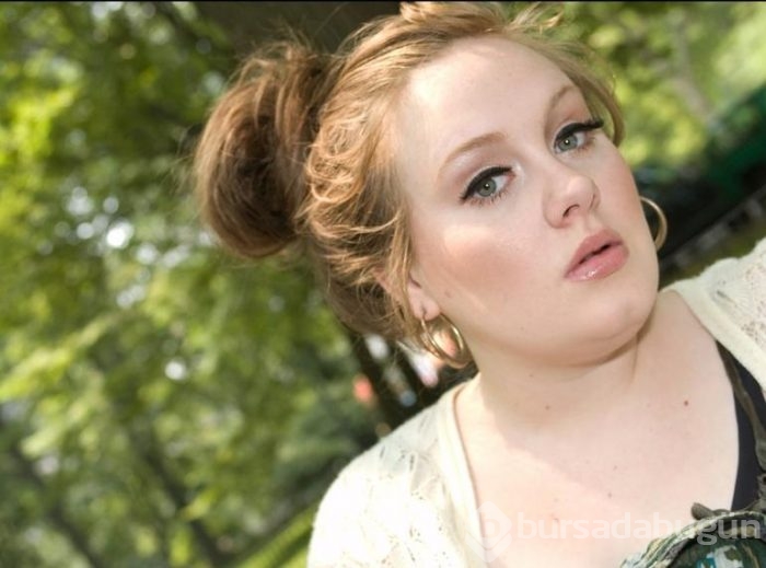 Adele'in yeni şarkısı 'Hello' için eleştirmenler ne diyor?