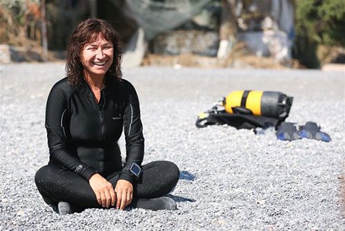Demet Akbağ su altında oynadı