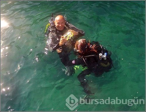 Demet Akbağ su altında oynadı