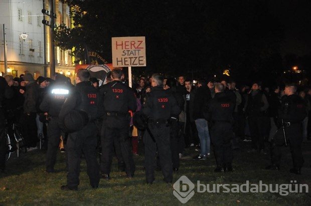 Yabancı ve İslam karşıtları yine toplandı