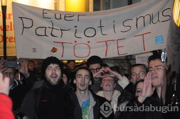Yabancı ve İslam karşıtları yine toplandı