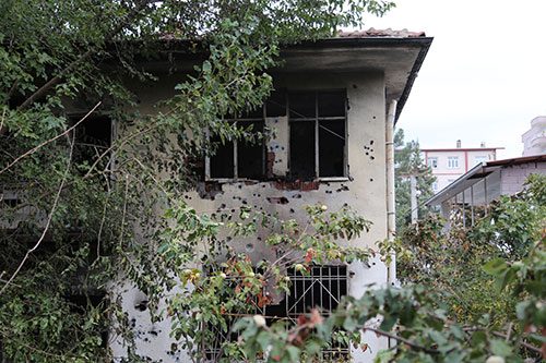 Bitişikteki evden kaçmaya çalıştılar ama...
