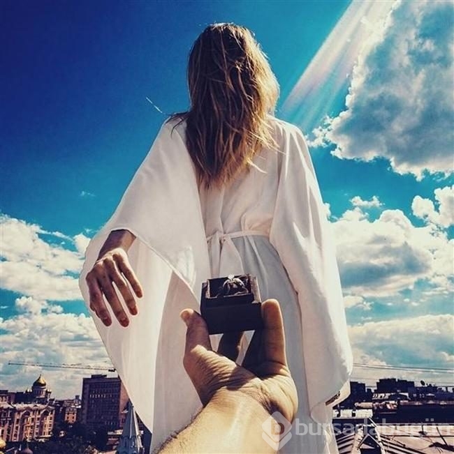 Sevgilisini her yerde takip eden fotoğrafçı