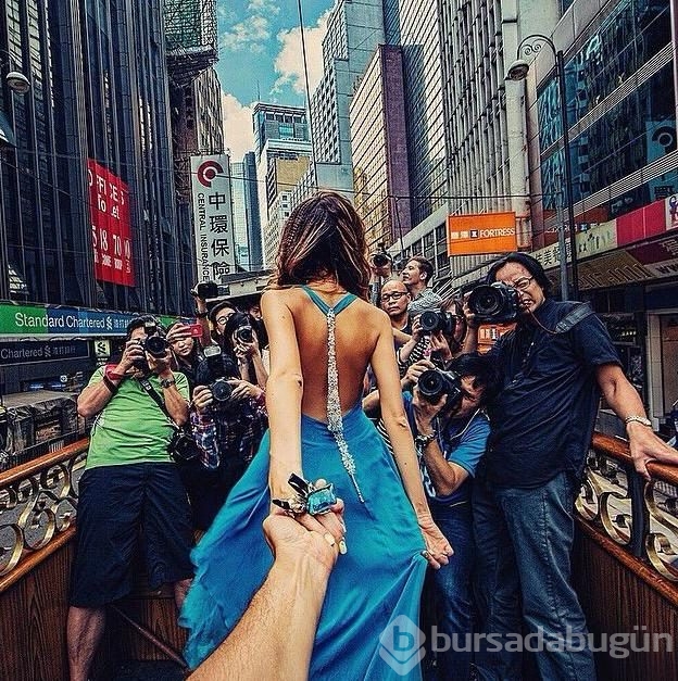 Sevgilisini her yerde takip eden fotoğrafçı