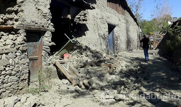 Afganistan ve Pakistan'daki depremde ölü sayısı yükseliyor