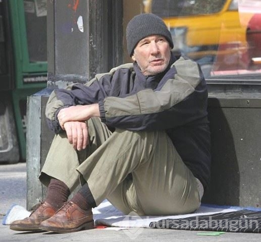 Richard Gere evsiz kılığına girerse...