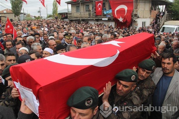 Dede torununun tabutuna böyle sarıldı
