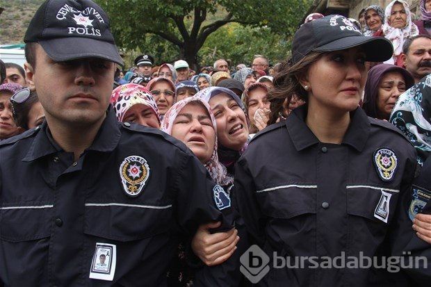 Dede torununun tabutuna böyle sarıldı