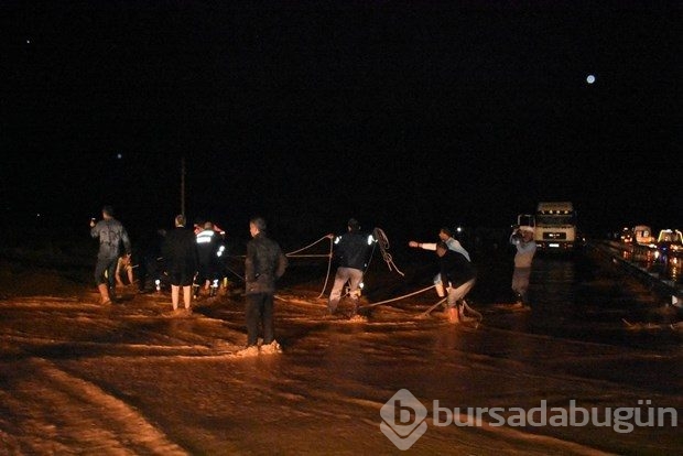 Sel sularına kapılan TIR sürücüsü öldü