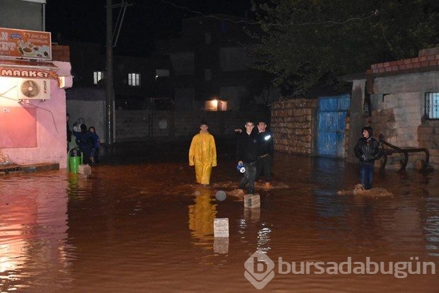 Sel sularına kapılan TIR sürücüsü öldü