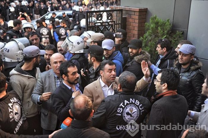 İpek Medya önünde bekleyenlere biber gazlı polis müdahalesi