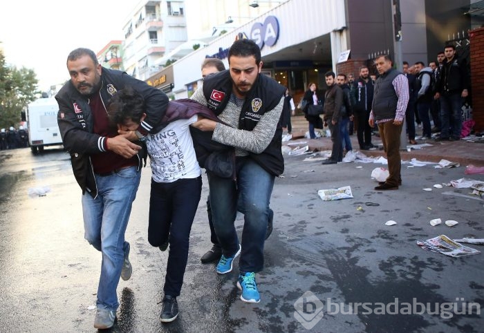 İpek Medya önünde bekleyenlere biber gazlı polis müdahalesi