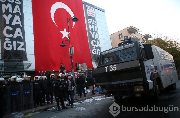 İpek Medya önünde bekleyenlere biber gazlı polis müdahalesi