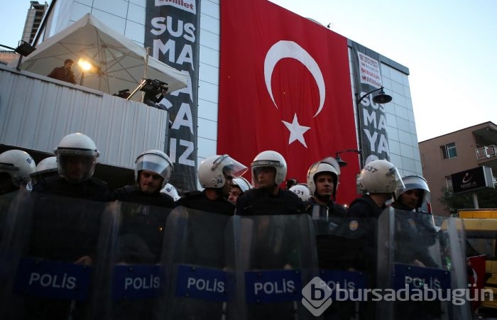 İpek Medya önünde bekleyenlere biber gazlı polis müdahalesi