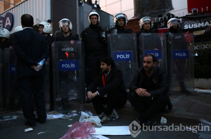 İpek Medya önünde bekleyenlere biber gazlı polis müdahalesi