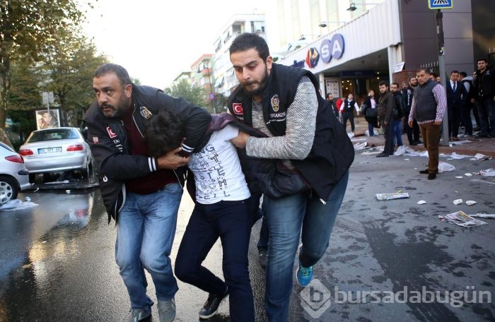 İpek Medya önünde bekleyenlere biber gazlı polis müdahalesi