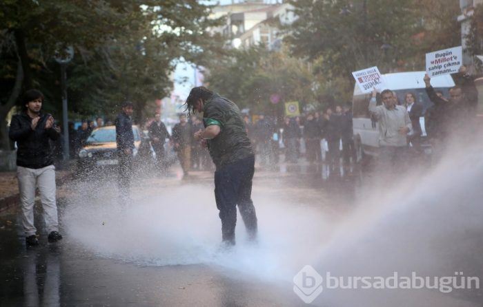 İpek Medya önünde bekleyenlere biber gazlı polis müdahalesi