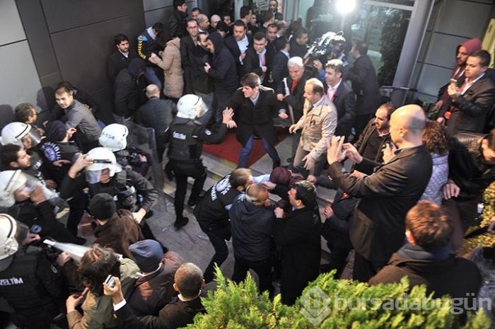 İpek Medya önünde bekleyenlere biber gazlı polis müdahalesi