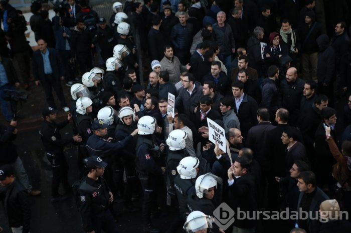 İpek Medya önünde bekleyenlere biber gazlı polis müdahalesi
