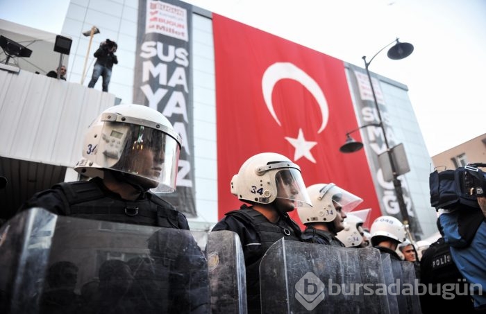 İpek Medya önünde bekleyenlere biber gazlı polis müdahalesi