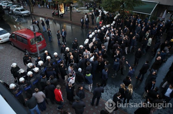 İpek Medya önünde bekleyenlere biber gazlı polis müdahalesi