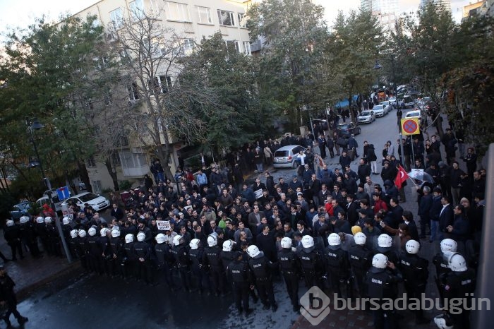 İpek Medya önünde bekleyenlere biber gazlı polis müdahalesi