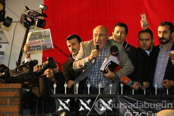 İpek Medya önünde bekleyenlere biber gazlı polis müdahalesi