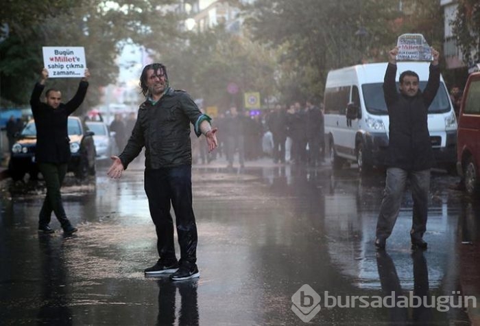 İpek Medya önünde bekleyenlere biber gazlı polis müdahalesi