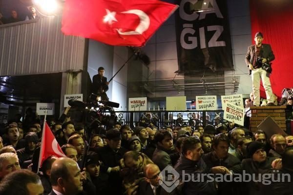 İpek Medya önünde bekleyenlere biber gazlı polis müdahalesi