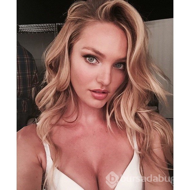 Victoria's Secret meleği tek başına objektif karşısına geçti