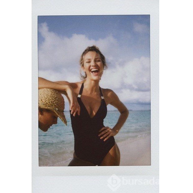 Victoria's Secret meleği tek başına objektif karşısına geçti
