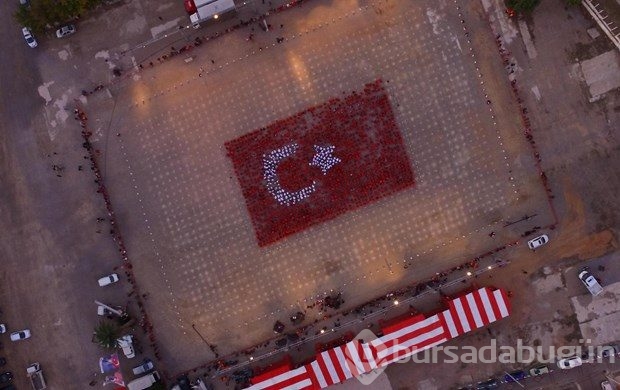 2015 kişi dev Türk Bayrağı oluşturdu