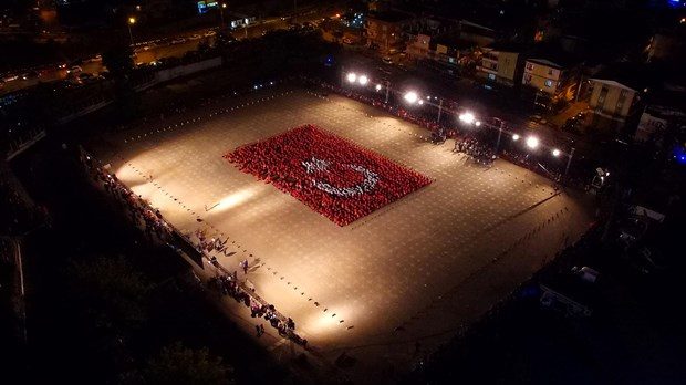 2015 kişi dev Türk Bayrağı oluşturdu