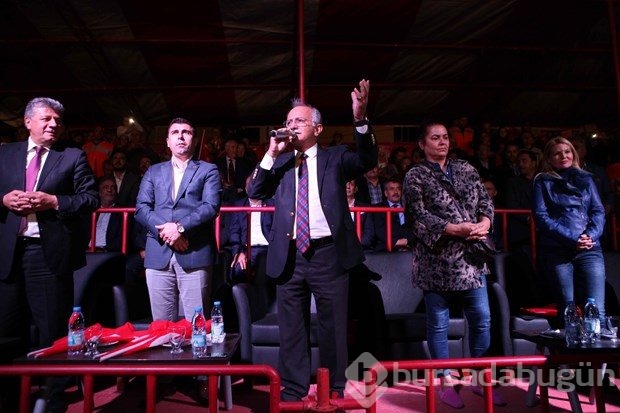 2015 kişi dev Türk Bayrağı oluşturdu