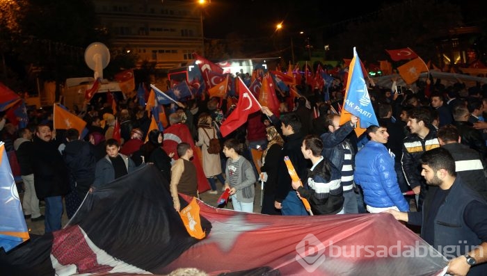 Bursa'da AK Partililer sokaklara döküldü!