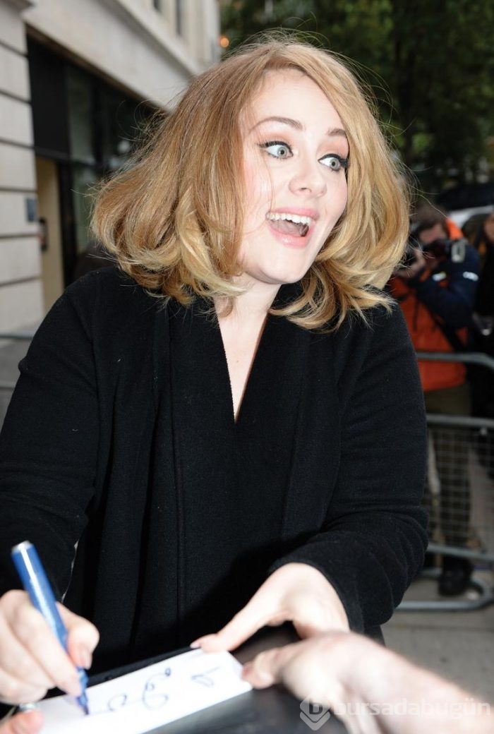 Adele yüzünden dünya kocaman ağlayan bir emojiye dönüştü