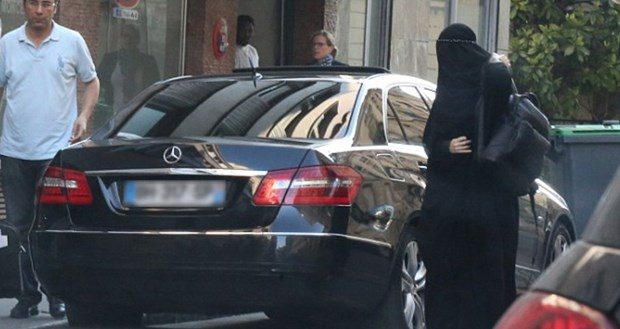 Gisele estetik sonrası paparazzilere yakalandı