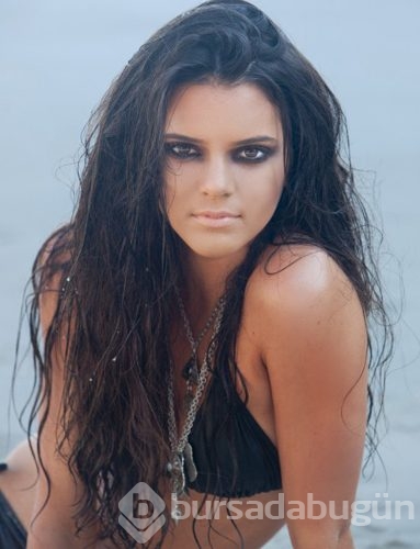 Kendall'dan derin dekolte