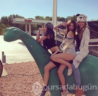 Kendall'dan derin dekolte