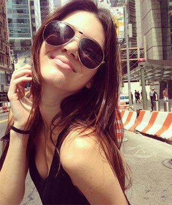 Kendall'dan derin dekolte